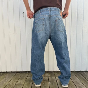 Levi’s jeans 559 - 40/32 - Länk till produkten på hemsidan: https://secondjeanssthlm.com/products/levis-jeans-559-40-32
