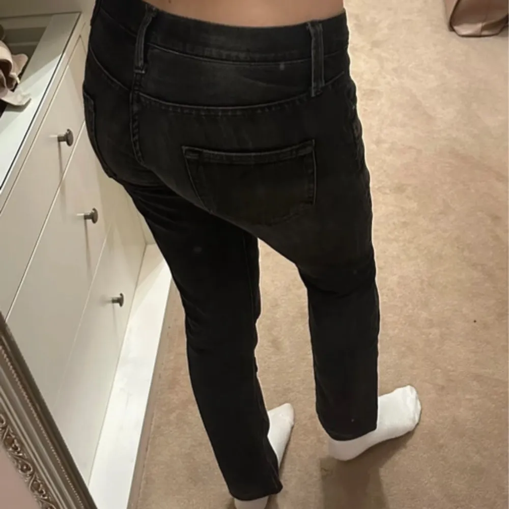 Svarta lågmidjade jeans (lånade bilder), köpte från en tjej på vinted men dem va tyvärr lite förstora. . Jeans & Byxor.