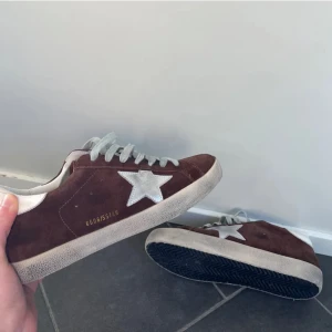 Golden goose - Tja, INTEESSEKOLL på mina golden goose. De är i storlek 43 och i hyfsat skick. Nypris ligger de på 5000 mina 2000. Svarar bara på seriösa bud men tveka inte på att höra av dig vid frågor!              OBS: Gamla bilder så be om nya för att se dagens skick!