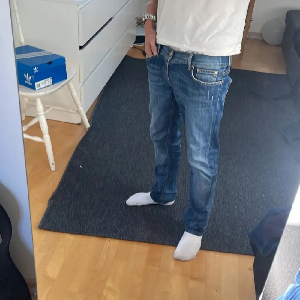 Tja, säljer dessa feta Dondup jeans eftersom de inte passat, de är i nyskick och det finns inga defekter på jeansen. Nypris ca 3000 mitt pris 899, priset är INTE spikat i sten. Hör av vid lilla minsta fundering. . Jeans & Byxor.