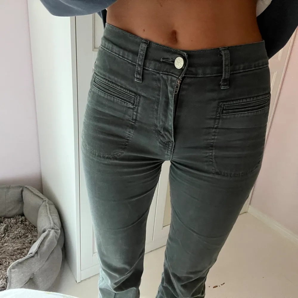 Bootcut jeans från Mayla. Storlek 25, midjemått 75cm och Innerbenslängd 82cm. Grå/gröna. . Jeans & Byxor.