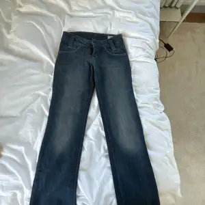 Snygga jeans i märket ”Lee” inga defekter förutom att lappen där bak är lös. (Se bild 3)💗 Midjemått: 39cm (rakt över) innerbenslängd 76cm. 