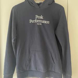 Säljer min Peak Performance hoodie då pengar behövs just nu plus aldrig kommit till användning☺️ den är helt felfri och som ny. Nypris ca 800kr. Går möjligtvis sänka pris vid snabb affär ☺️ Den är ”barn ” storlek men passar en mindre vuxen också.