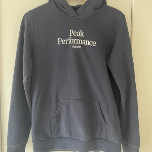 Peak Performance hoodie  - Säljer min Peak Performance hoodie då pengar behövs just nu plus aldrig kommit till användning☺️ den är helt felfri och som ny. Nypris ca 800kr. Går möjligtvis sänka pris vid snabb affär ☺️ Den är ”barn ” storlek men passar en mindre vuxen också.