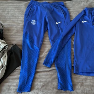 Psg tracksuit - En psg dress som är i mycket bra skick använd fåtal gånger.  Storlek M i byxor S i tröjan. 