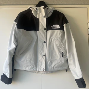 North face jacka - North face vindjacka som jag endast använt 1 gång på en skidresa. Storlek S Köpt för 2000