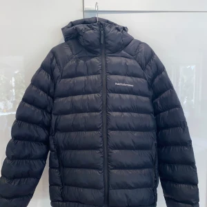 Peak performance vinterjacka - Säljer min peak performance vinterjacka eftersom jag har en annan vinterjacka. Väldigt väldigt sparsamt använd, skick 9,9/10. Nypris 3200kr