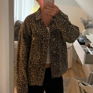 Leopardmönstrad jacka - Leopardmönstrad jeansjacka, inga defekter! Kom med prisförslag!💗