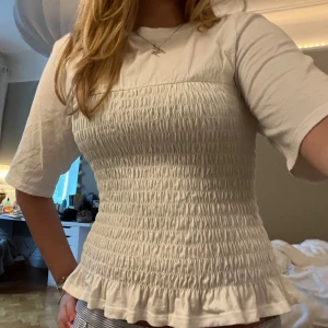 Hm s-shirt - Såå fin T-shirt från hm som inte säljs längre!! Är i storlek M men passar även S och L🤗 Bra skick då den ändast är andvänd fåtal gånger🩵 Priset kan diskuteras vid snabb affär❣️❣️