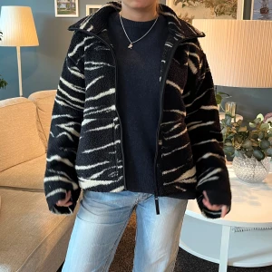 Zebra jacka teddy - Populär och slutsåld teddyjacka med zebramönster 🦓🦓passar mig som vanligtvis bär S då den är liten i storleken 