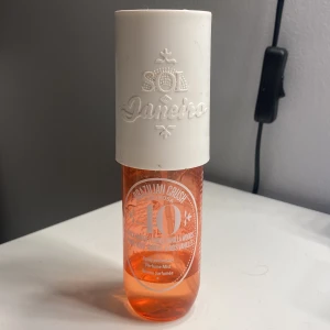 Som de Janeiro body mist 40 - En sol de Janeiro i lukt 40 ganska andvänd men finns fortfarande ganska mycket kvar den är 90 ml från början men det är ungefär 20 ml kvar pris kan diskuteras 