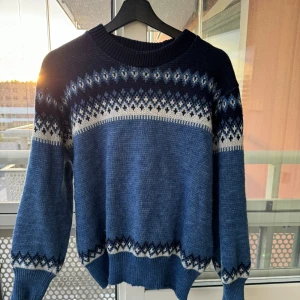 Mönstrad stickad tröja - Väldigt mysig tröja i fina mönster. Perfekt för vinterns alla outfits, inkluderat för afterski. Mått: Axelbredd 50cm, längd 60cm