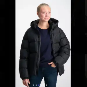 Säljer en svart dunjacka från Tommy Hilfiger. Använd ett fåtal gånger, bra skick. 