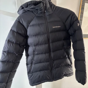 Peakpeformance jacka  - En Peakpeformance jacka perfekt nu när det börjar att bli kallt. Den är i nyskick och är kappat använd. Nypris (3000) 