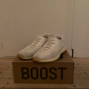 Adidas Yeezy Boost 350 V2 ’Cream White - Hej! Säljer nu mina yeezys då jag har tröttnat på dom och inte använt dom på lämge Helt okej skick, några fläckar här o var och lite tråkig innersula men för övrigt fina! Otroligt bekväma Pris kan diskuteras Kan tänka mig ett ev byte av någonting