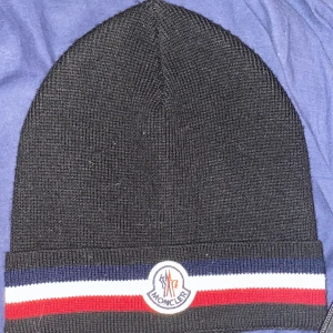 Moncler mössa - Säljer en Moncler mössa. Knappt använd