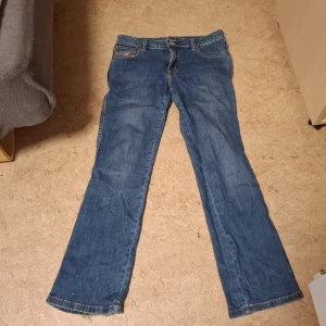 flaired bootcut jeans - okej skick högmidjade bootcut från 90tal