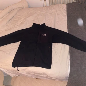 The North Face Fleecetröja - Hej! Säljer en north face fleecetröja i storlek L, pga felköp då den är för stor för mig! Bra skick förutom en liten reva/hål på undersidan av högerarmen (se bild 2) Bara att höra av er om de är nåt! Priset är diskuterbart! Kan tänka byte av något