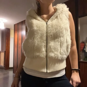 Pälsväst🌟🌟🌟 - Suuuuperfin och perfekt till hösten😍😍😍inte säker att jag vill sälja så kom med bud! 