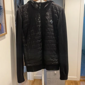 J.Lindeberg Cardigan - Skön cardigan från J.Lindeberg i perfekt skick utan slitningar. Storlek m o passar perfekt på mig som är ish 180cm, nypris 3400 kvitto saknas men köpt på Åhléns.