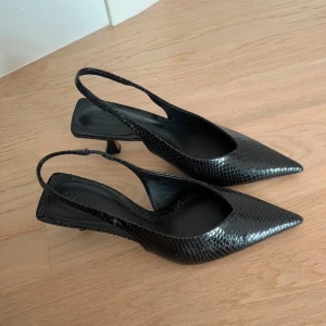 Slingbacks Kitten Heals Zara 36 - Använda 1tillfälle, som nya, storlek 36, kan passa 37 också.