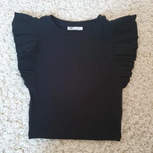 Volangtopp Zara - Jättefin, volanger vid axlarna! 