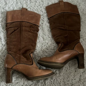 Otroligt snygga boots - Köpte secondhand, vet därav inte storlek eller märke. Skulle uppskatta storlek 37/38 då dom är för småa på mig som har 39😇PRIS KAN DISKUTERAS💞