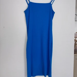 Klänning - Fint skick, slutar åvanför knäna.