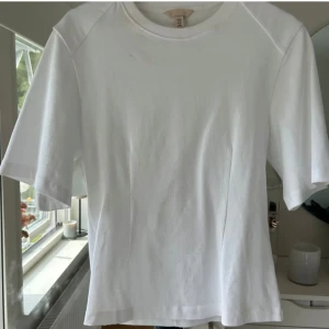 Vit topp - Vit topp med insydd midja från Hm. Aldrig använd i nyskick. Nypris 499kr och helt slutsåld på hemsidan🌸