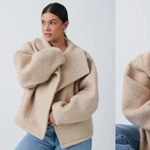 Kappa från Gina Tricot - Säljer nu min jätte mysiga teddy kappa ifrån ginatricot i beige och storlek XXS😊kappan är stor i storleken så är storleken så skulle säga att den passar som XS/S. Den är sparsamt använd och perfekt nu inför höst/vinter eftersom den är varm och mysig🥰