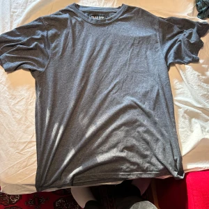 Take-off t-shirt  - En luftig tränings t-shirt. Extremt sparsamt använd (2-3 gånger). Inga hål och en mer ”slim-fit” design.