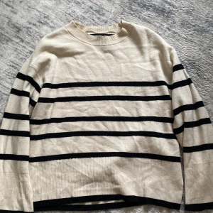 Veromoda - Jätte fin randig fin stickad tröja, inga fläckar osv 