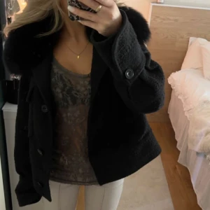 Svart meotine jacka - Säljer denna superfina Meotine Kappa då den är för stor för mig. Kan även tänka mig att byta mot en i XS/S eller S/M. Skriv om du är intresserad eller för fler bilder (bilden är lånad)!💞Jackan är i mycket bra skick!