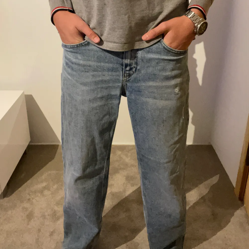 Hej! Säljer ett par jeans från Calvin Klein. De är ganska så oanvända Ljusblå Hör av vid fråga eller intresse…. Jeans & Byxor.