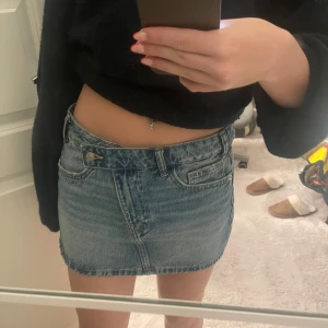 jeanskjol  - Mini jeanskjol från zara endast testad orginalpris 379kr! Superfin med snygg detalj. Prislappen har tyvärr ramlat av när jag provat den men original förpackningen och allt är kvar och skickas i den! Pris går absolut att diskutera!💞 