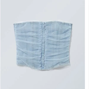 Weekday topp - Weekday topp med mesh, har inte kvar banden så den är off shoulder