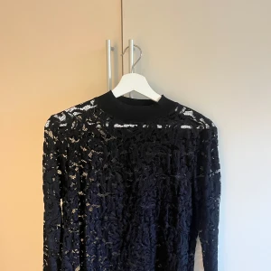 Spets topp Samsøe - Superfin spetstopp från Samsøe. Supersnygg på!!! Väldigt bra skick! 