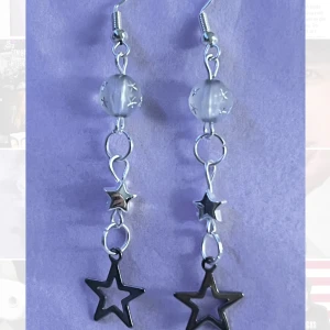Stjärnformade örhängen med pärlor - Snygga och unika örhängen med stjärnformade detaljer. Perfekta för att ge en extra touch till din outfit! I sterling silver✨