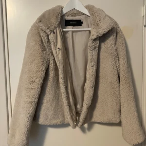 Varm pelsjacka  - Säljer nu en varm pelsjacka från vero moda pågrund av att jag inte längre använder den o den bara tar plats.