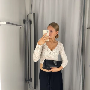 Trendig zara spets tröja - Jätte fin vit Zara tröja. Den är mellan S och M