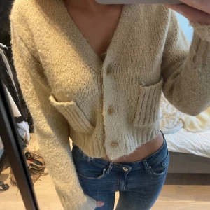 Stickad kofta - Beige stickad kofta med knappar och fickor💕storlek S men passar även XS