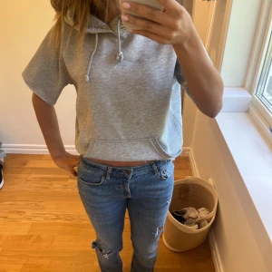 Kort ärmar hoodie - Kortärmad hoodie, strl xs, liten blå fläck på framsidan💓💓