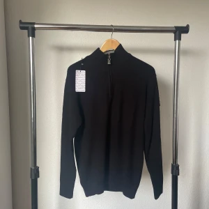 Stone island half zip - Hej! Säljer en helt ny och oanvänd svart stone island half zip med etikett. Nypris 3400kr men säljer den för 1800kr.