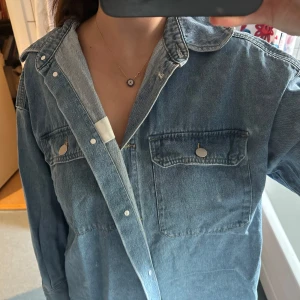 Snygg jeansjacka - Har knappt använt den och den har inga skador.