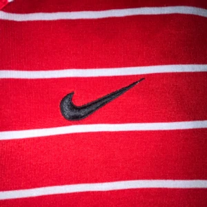 Nike T-Shirt - En snygg t-shirt med ett bra skick. Passar för idrott och daglig klädsel. Materialet är bra och man kan styla tröjan på många olika sätt, rekommenderar verkligen.  | {pris kan diskuteras}