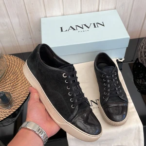 Lanvin - Säljer dessa feta lanvin cap toe i färgen mörkblå med glansig tå! Storlek uk9 vilket motsvarar storlek 43-44. Skick 8/10. Kan gå ner i pris vid snabb affär. Hör av dig vid minsta lilla fundering!💯