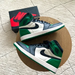 Jordan 1 Retro High - Jordan 1 Retro High Pine Green  Size:45.5 Brand New