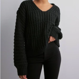 Stickad tröja - Stickad tröja från Vero Moda köpt på Nelly ❣️Knappt använd, köpt för 399kr