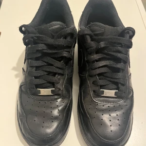 Nike Air Force 1  - Fint skick. Skosnörena är lite slitna.
