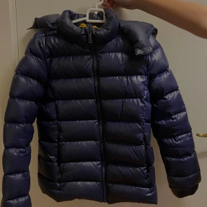 Ralph lauren jacka - Äkta polo jacka i mörkblå färg. Helt oanvänd och därför i helt perfekt skick. De är glansigt material därav mycket dyrare. Köptes för 6600kr, pris kan diskuteras. Tryck gärna ”köp”. 